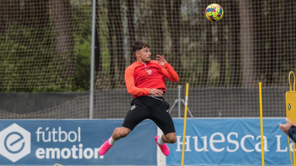 Ratiu intenta un remate de cabeza en un entrenamiento del Huesca.