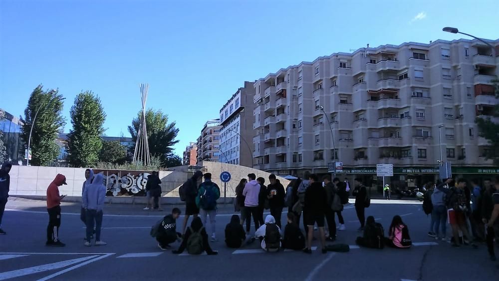 Els estudiants buiden les aules i tornen a tallar el trànsit a Manresa