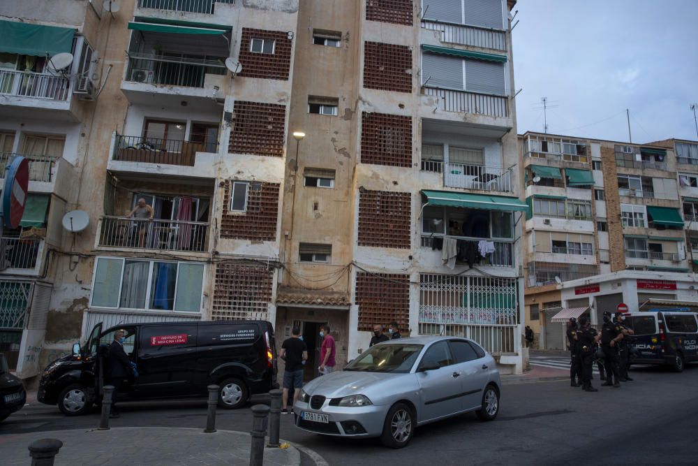 Bomberos y Policía acudieron al inmueble, donde encontraron los cadáveres de los fallecidos.