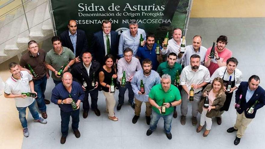 Foto de familia de los lagareros que componen Sidra de Asturias en la presentación de la última cosecha, con el gerente del Consejo Regulador, Daniel Ruiz, y su presidente, Tino Cortina, en la última fila (por la izquierda, primero y segundo, respectivamente).