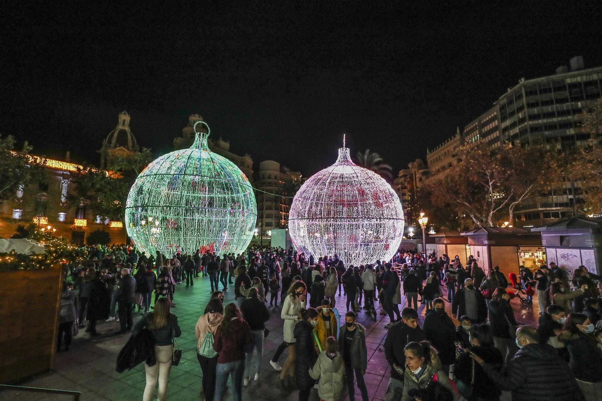 Pista de patinaje y luces de Navidad en la plaza del Ayuntamiento de València