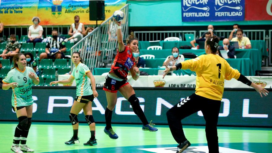 CAMPEONA Estela Doiro lanza a portería en las semifinales de la Copa ante Liberbank Gijón. Foto: Daniel Pérez