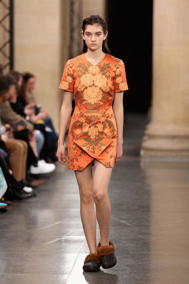 Modelo en el desfile de Christopher Kane con crocs