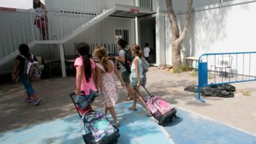 Niños entrando a los barracones del colegio La Cañada.