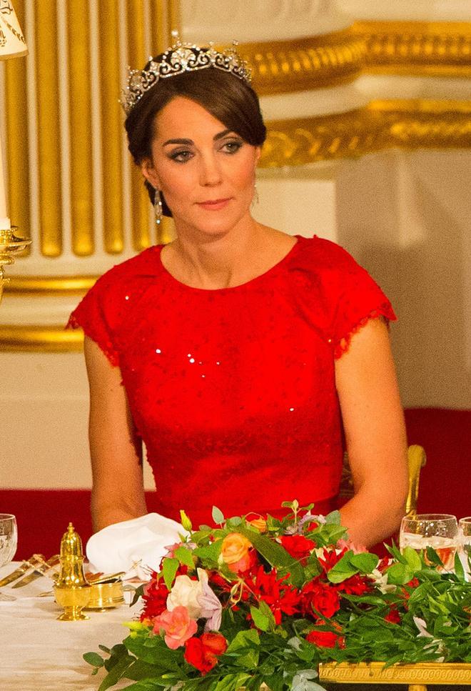 Kate Middleton, de rojo, durante la cena de Estado