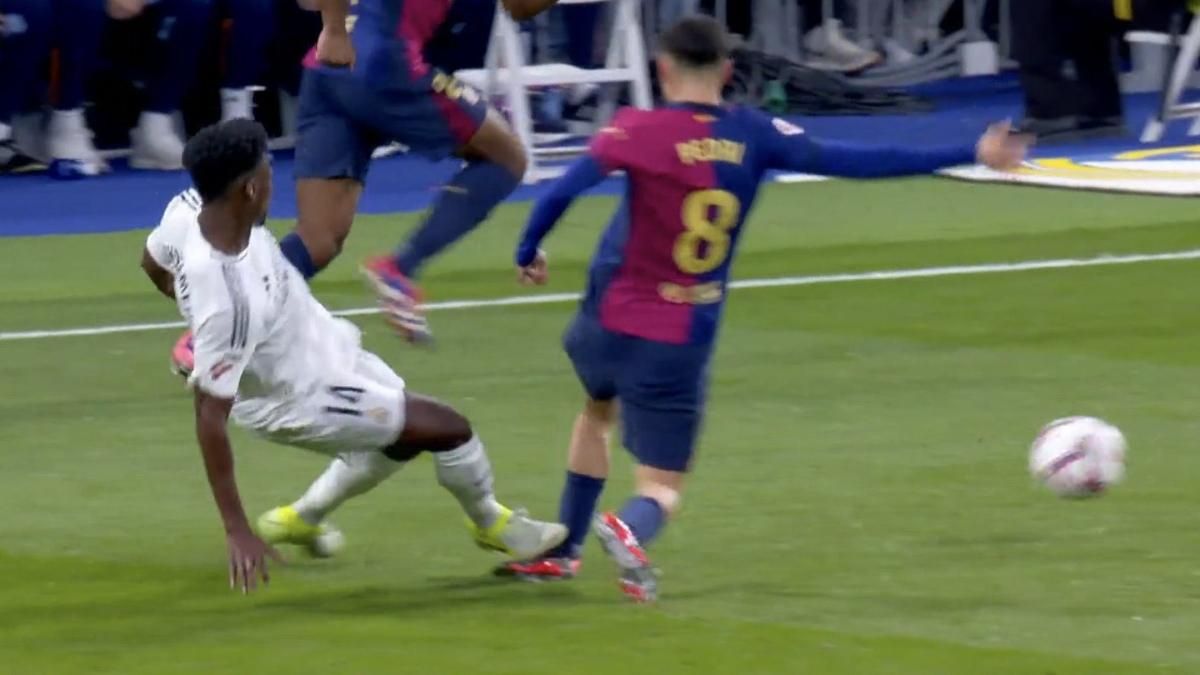 جدل في الكلاسيكو: تشواميني يفلت من البطاقة الحمراء بعد تدخله العنيف على بيدري