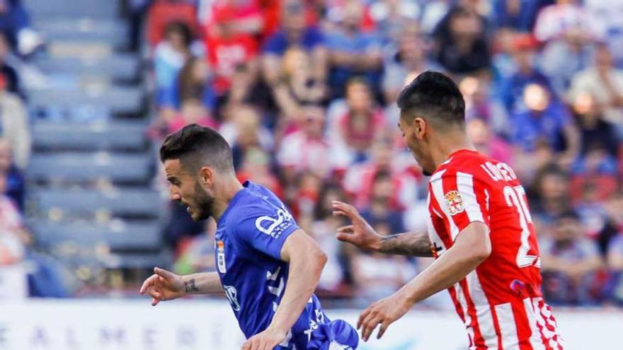 Fernández intenta controlar el balón ante un jugador del Almería.