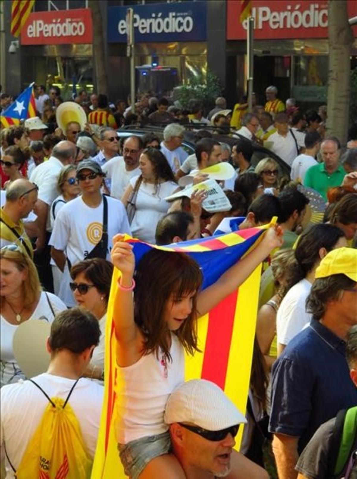 Manifestantes, a su paso por el paseo de Sant Joan, en Barcelona.