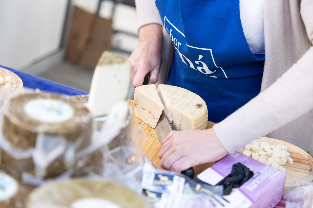Un productor de quesos malagueños en la feria de Sabor a Málaga de Torremolinos