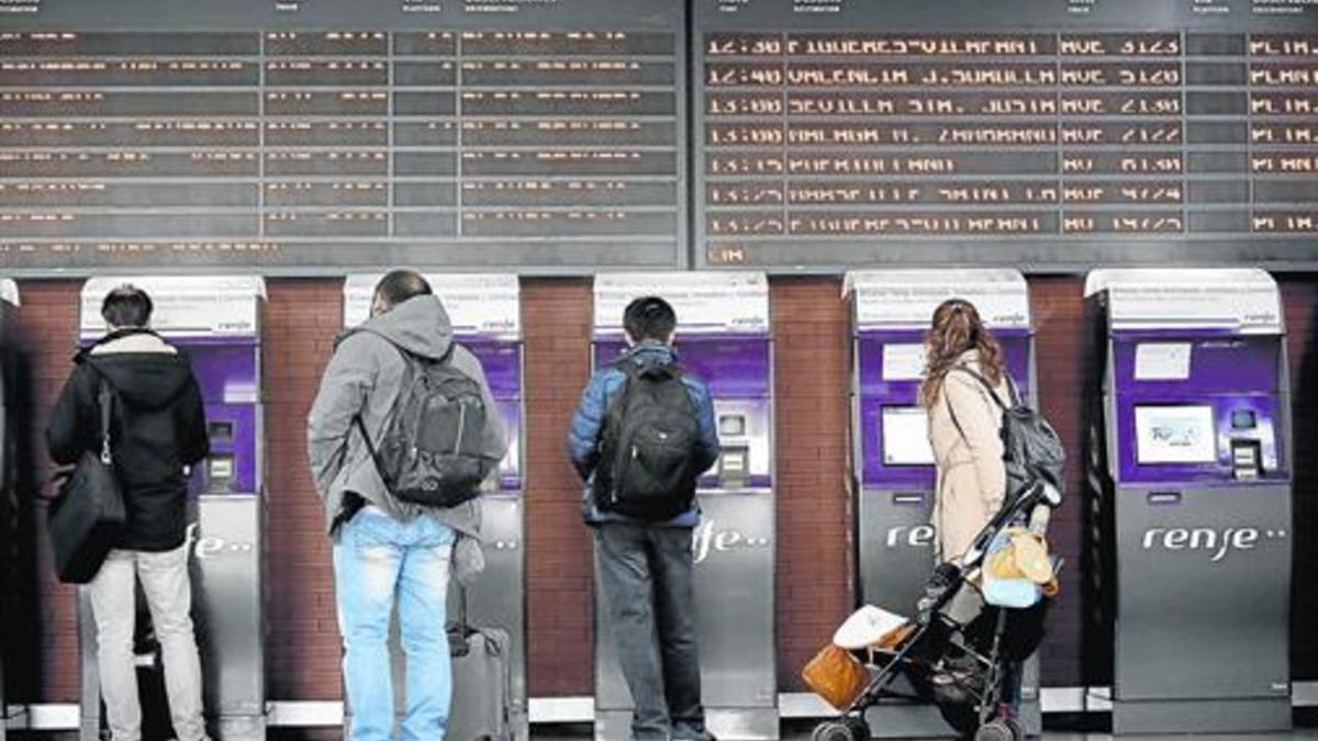 Una mujer con su bebé, en la estación de Atocha.