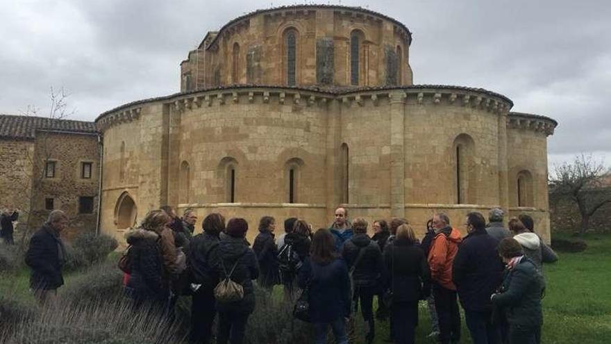 Los alumnos del curso del románico de la UNED de Zamora visitan León