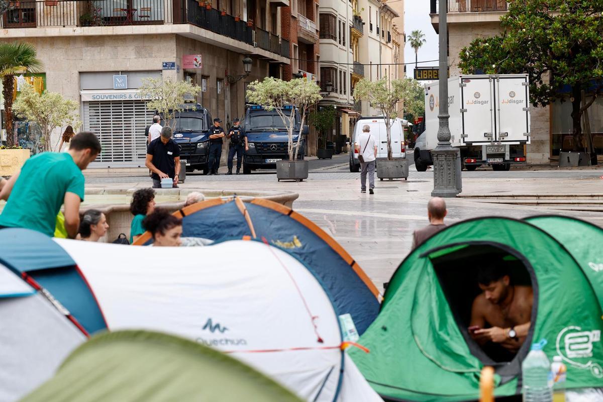Segundo día de acampada educativa en València: llega la hora de montar el Corpus y acuden furgones de la policía a la plaza de la Virgen