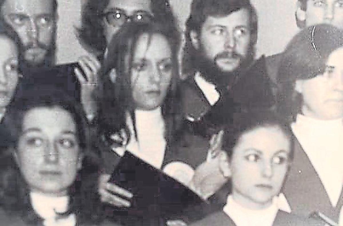 POCAS  FOTOS. «Habíamos acordado entre nosotras no hacernos fotos para no favorecer el... ¿personalismo?», explica Amelia Valcárcel sobre la práctica ausencia de imágenes de los primeros años de activismo feminista en Asturias. En la imagen, la filósofa, en aquella época, con el Coro Universitario.