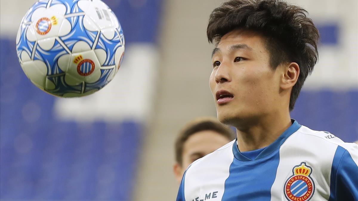 rpaniagua46759656 newly signed espanyol soccer player wu lei eyes the ball dur190202140603