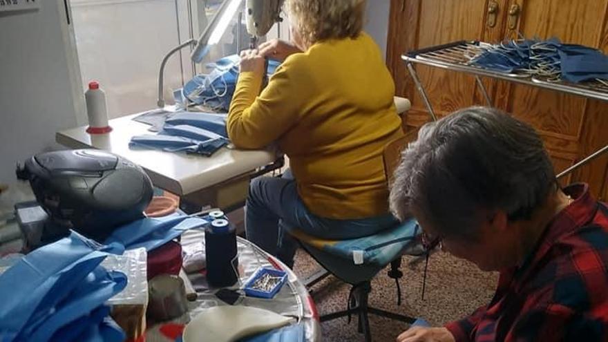 Aparadoras elaborando mascarillas para el Hospital de Elda