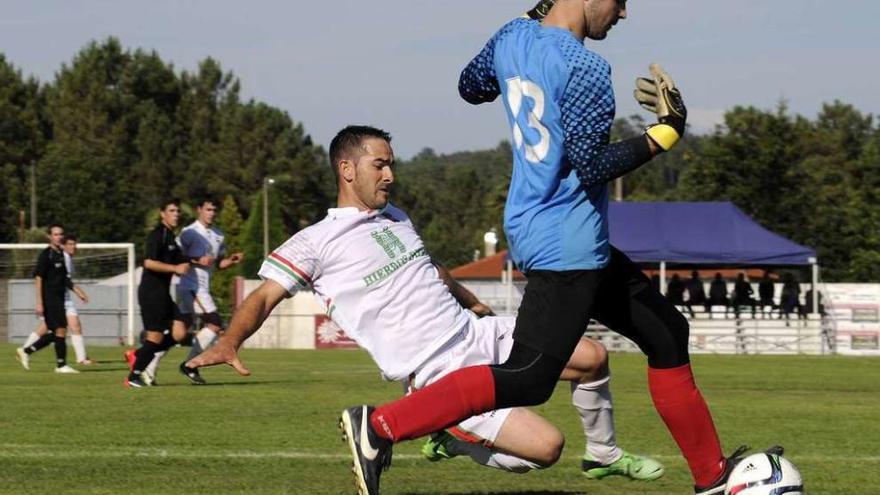 El estradense Javicho presiona al portero del Órdenes. // Bernabé/Javier Lalín