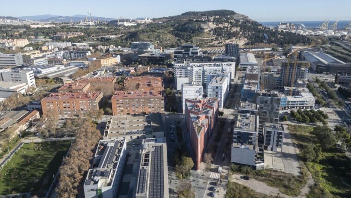 Vista aèria de les promocions d’habitatge públic de la Marina del Prat Vermell. De fons, el Cementiri de Montjuïc i l’Anella Olímpica