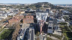 Vista aèria de les promocions d’habitatge públic de la Marina del Prat Vermell. De fons, el Cementiri de Montjuïc i l’Anella Olímpica