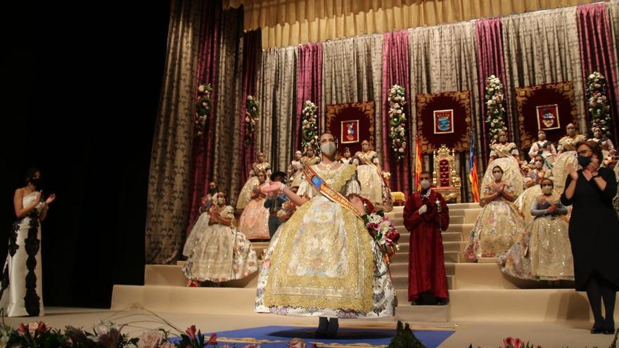 Imagen de la exaltación de la reina fallera de Burriana, en la que la joven Sandra Candau derrochó alegría en una de las jornadas más inolvidables en el que va a ser su reinado en las fiestas josefinas de este 2022.