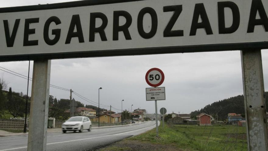 El acceso al núcleo de Vegarrozadas en una imagen de archivo. | MIKI LÓPEZ