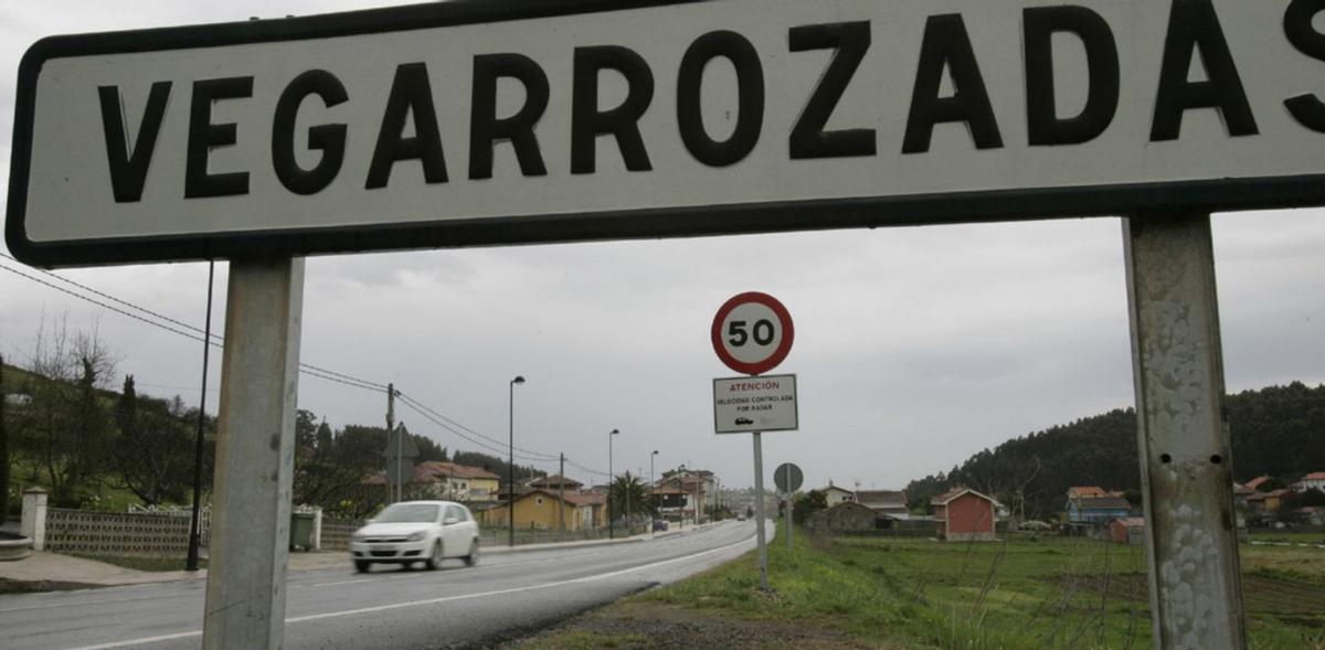 El acceso al núcleo de Vegarrozadas en una imagen de archivo. | MIKI LÓPEZ