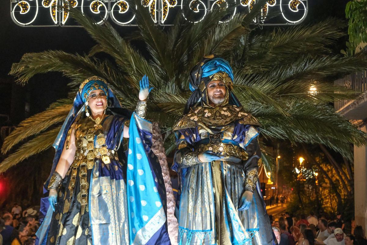 Los capitanes Cristóbal Pérez y Ana Pérez, que fueron los protagonistas de la noche encima de la carroza.