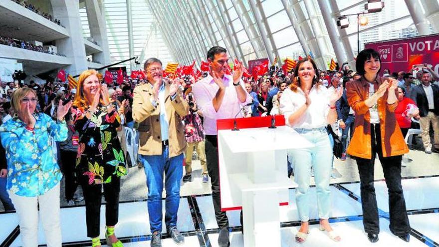 Ana Barceló, Amparo Marco, Ximo Puig, Pedro Sánchez, Sandra Gómez y Diana Morant aplauden desde el escenario del mitin central de campaña del PSPV, ayer.  | EDUARDO RIPOLL