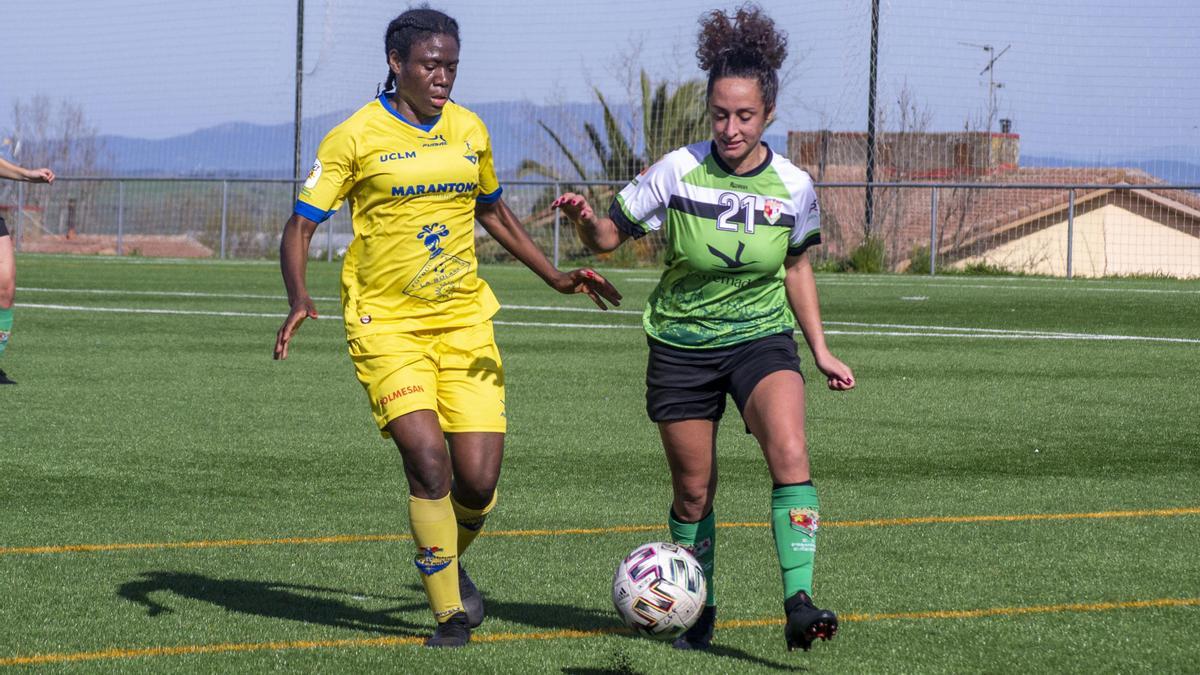 Gabrielle Ngaska, izquierda, presiona a María Polvillo durante el Femenino Cáceres-La Solana de la pasada campaña.