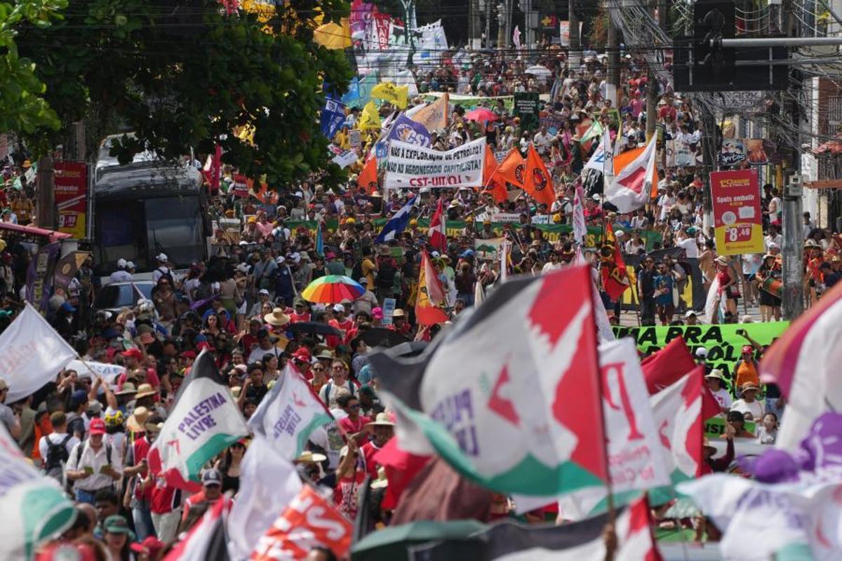Manifestantes llenan las calles de Belém para reclamar mayor ambición climática en plena COP30
