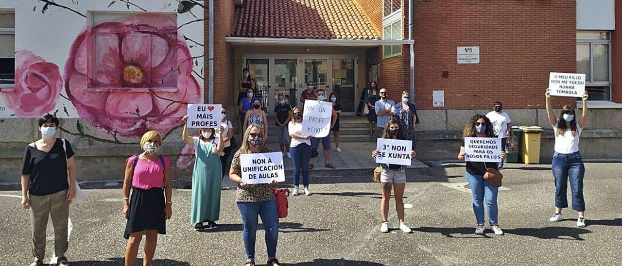 Los padres del Rosalía de Castro volvieron a protestar ayer frente al centro.