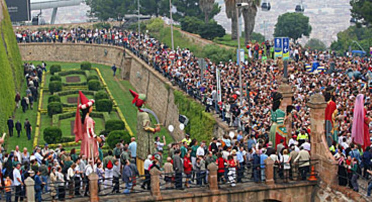 Una multitud es concentra a l’accés al castell de Montjuïc, ahir, durant la festa organitzada per l’ajuntament . Una multitud es concentra a l’accés al castell de Montjuïc, ahir, durant la festa organitzada per l’ajuntament .