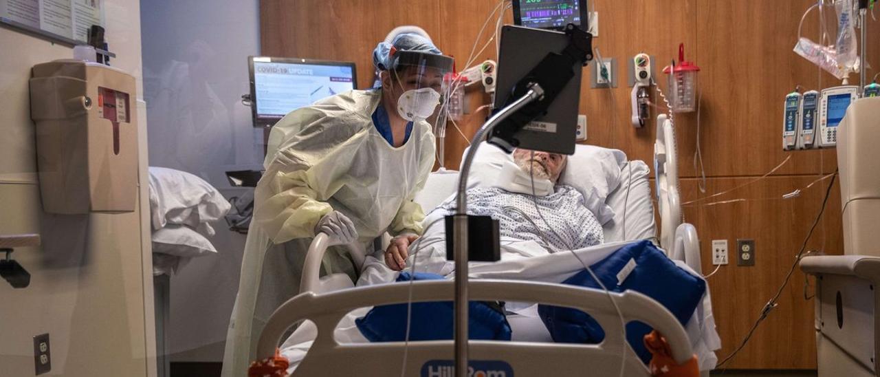 Una enfermera con un paciente en la uci del Hospital de Stamford, en el estado estadounidense de Connecticut, en abril del año pasado.