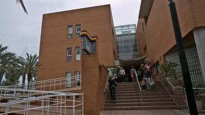 Condemnen una Policia Nacional a un any de presó i 3.800 euros de multa per filtrar dades a un delinqüent amb qui sortia