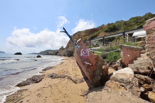 Todas las imágenes de la playa de Aigües Blanques, cerrada por peligro de desrrumbamiento