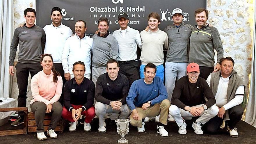 El equipo de Rafel Nadal posa con el trofeo y con José María Olazábal, diseñador del campo.