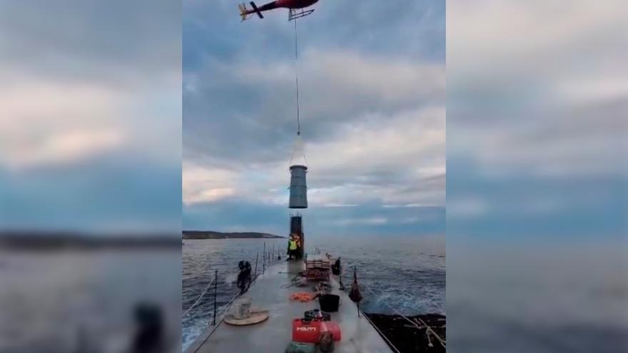 La espectacular maniobra en helicóptero para reconstruir el &quot;farín&quot; de Viavélez, derribado por un temporal en 2020