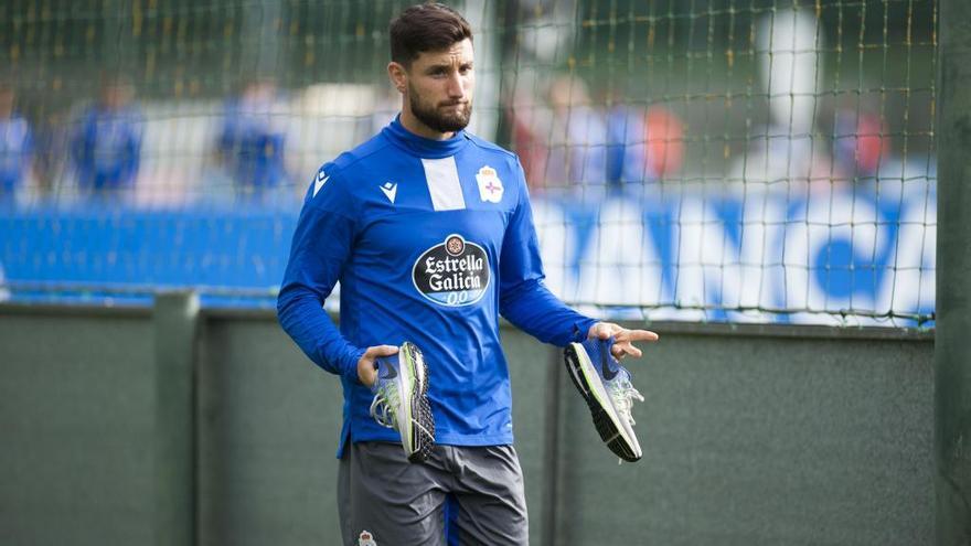 Borja Valle, en Abegondo con unas zapatillas.