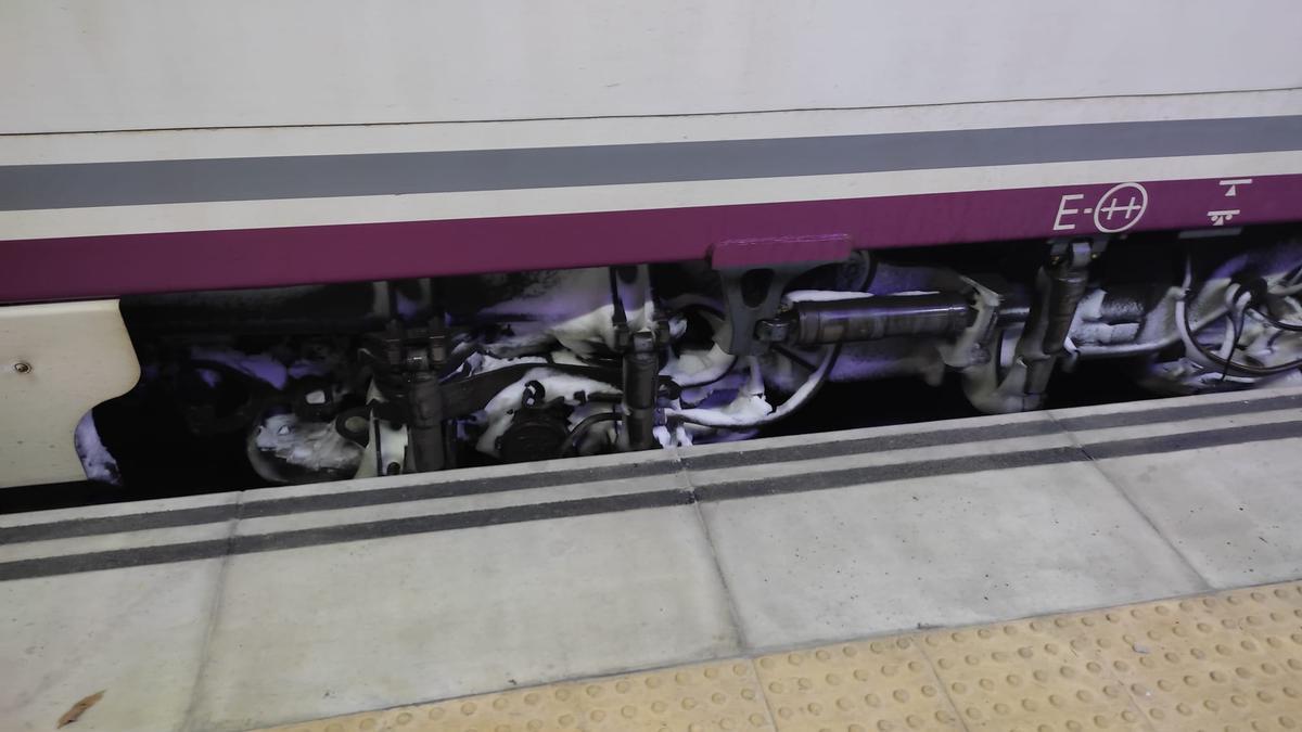 Nieve en las ruedas del tren Alvia procedente de Asturias que recogió a los viajeros que venís de Madrid.