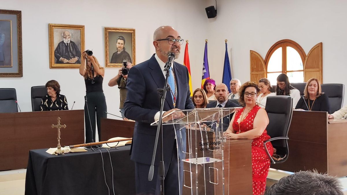 Vicent Roig en la toma de posesión como alcalde de Sant Josep