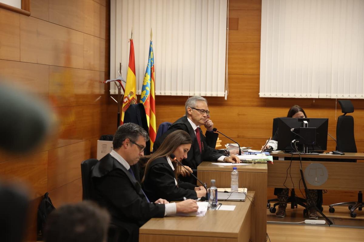Los abogados de la defensa durante la vista oral