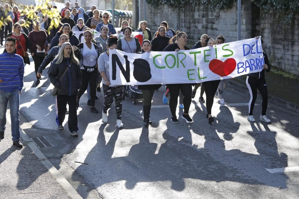Manifestació dels veïns de la Font de la Pòlvora pel tancament de l'única línia de P3 de l'escola del barri