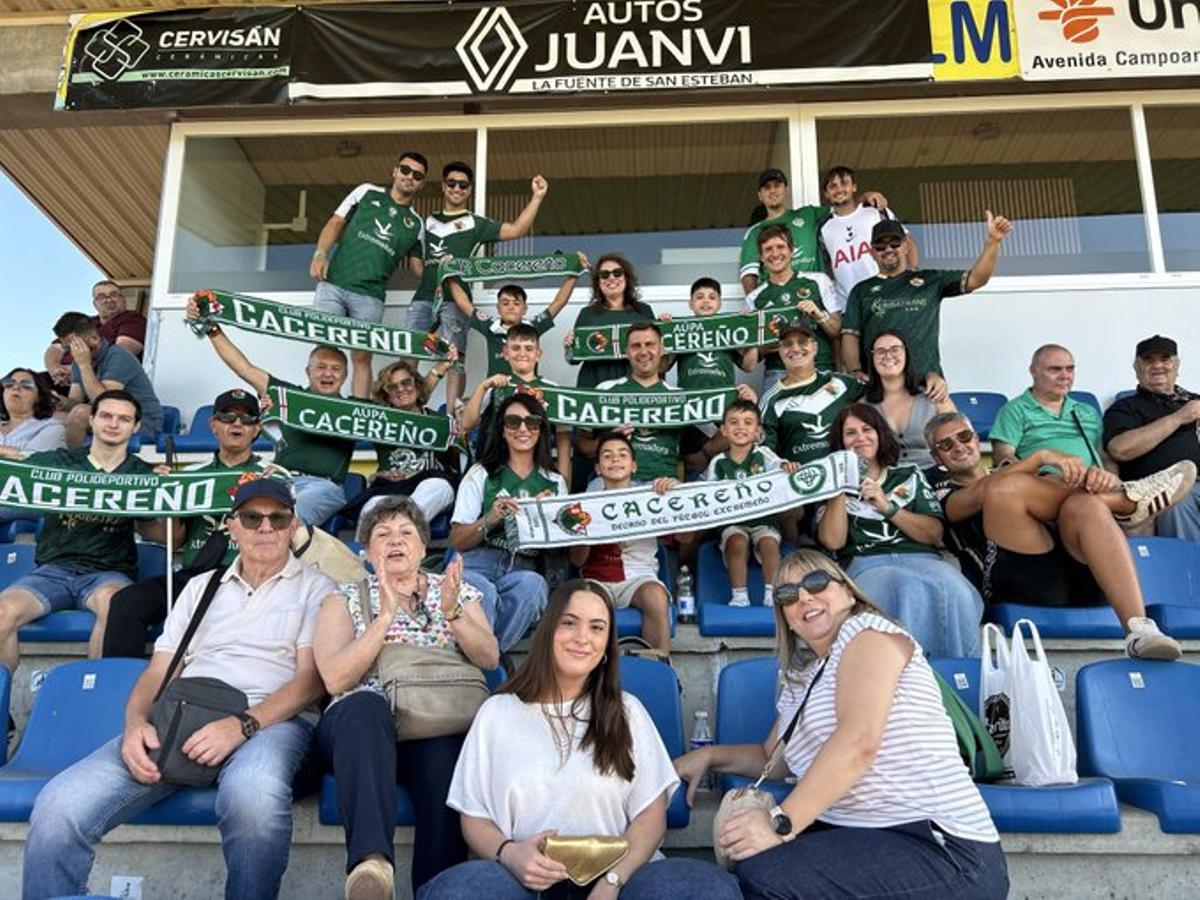 Aficionados del Cacereño en Salamanca.