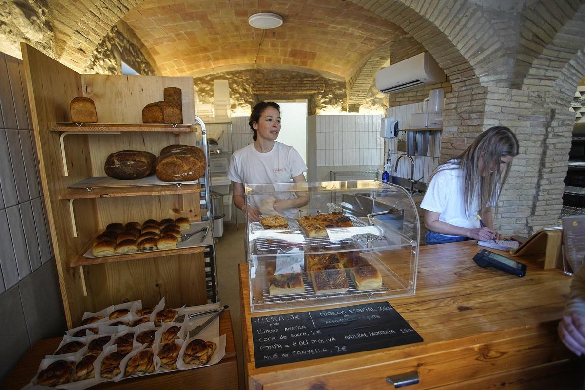 Agnès Julià, del forn de pa Lleva't a Avinyonet de Puigventós i les seves elaboracions Agnès Julià, del forn de pa Lleva't a Avinyonet de Puigventós i les seves elaboracions