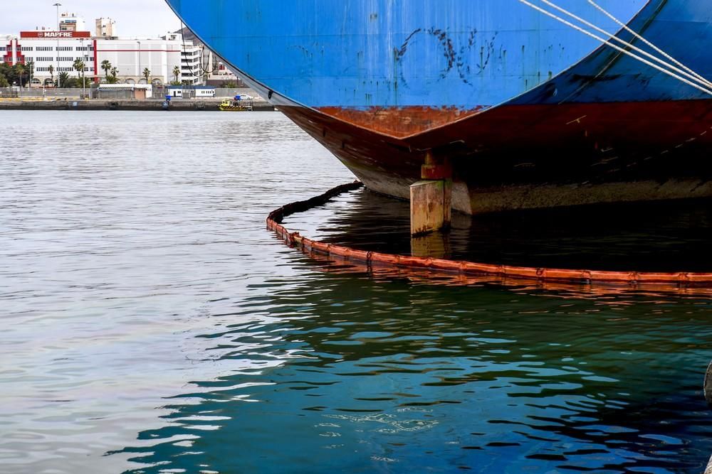 Vertido de 3.000 litros de residuos de combustibles en el Puerto de La Luz