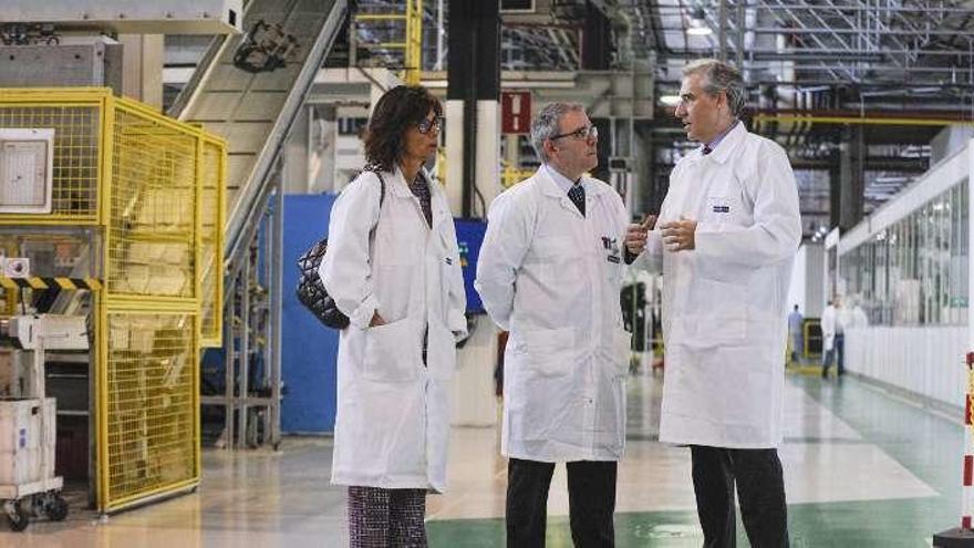 Visita del conselleiro a la nave de Faurecia en Ourense. // Brais Lorenzo