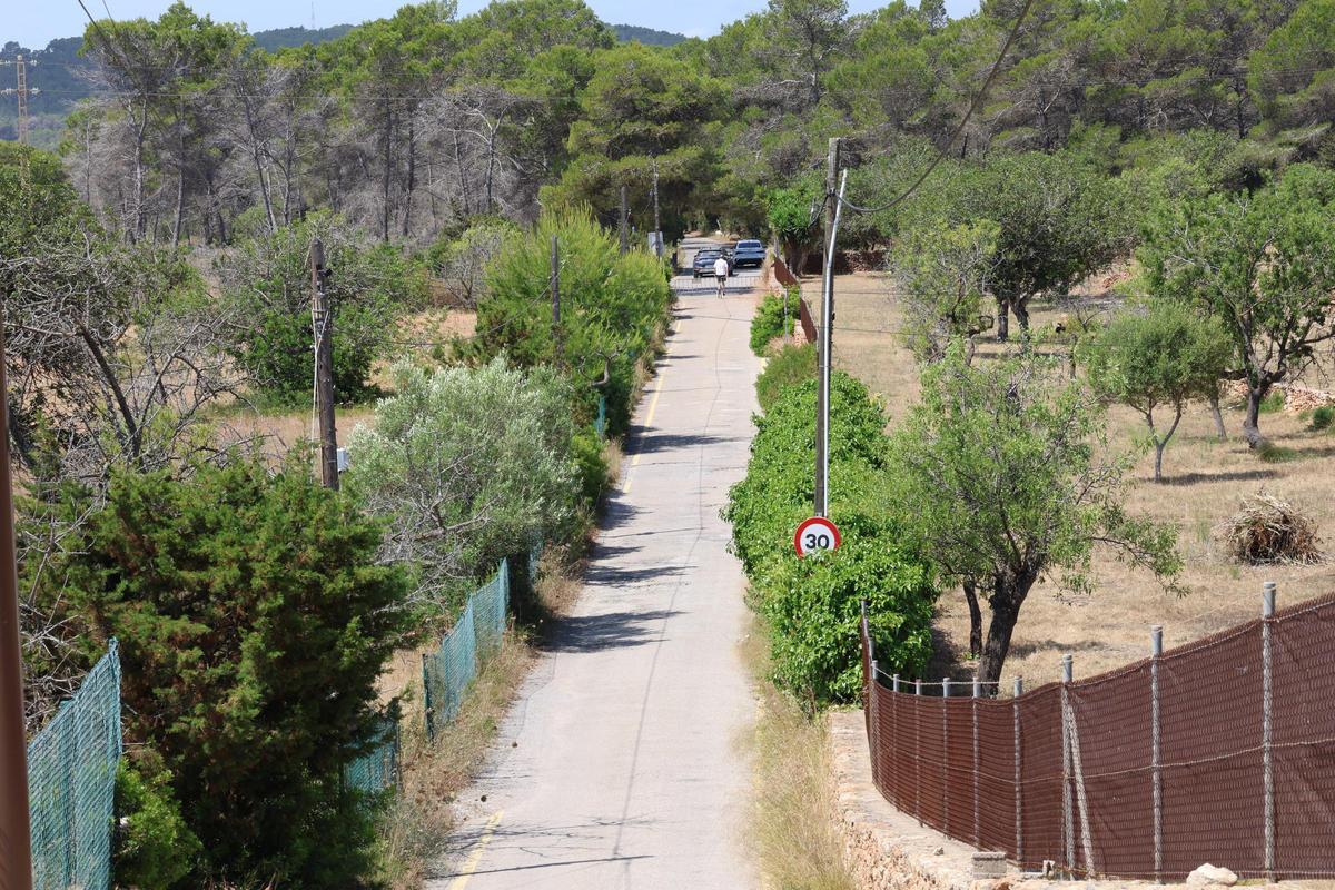 Todas las imágenes de la playa de Aigües Blanques, cerrada por peligro de desrrumbamiento