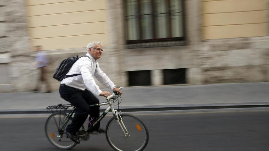 Ribó, en su primer día como alcalde llegando en bicicleta.