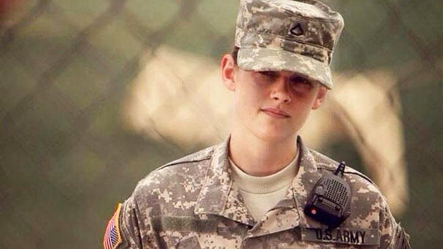 La actriz Kristen Stewart vestida de soldado.