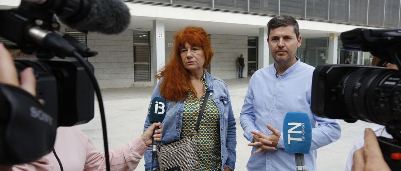 Cati Escandell, madre de Vanessa, y el marido de la joven, antes del juicio.