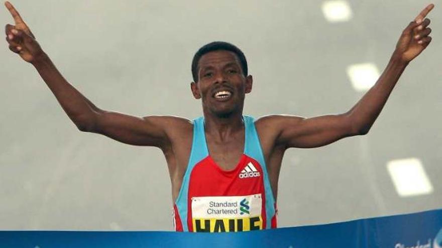 Gebrselassie cruza la línea de meta de la Maratón de Dubái en enero del año pasado.